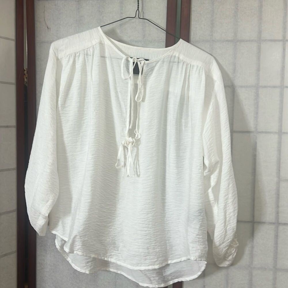 NO.6 STORE WHITE BIG KEYHOLE FRONT WITH BOW BLOUSE SIZE 2‎